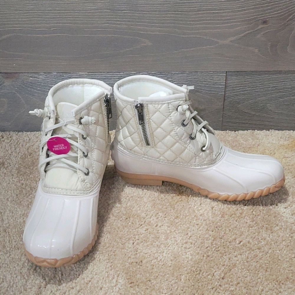 So Kohls cream colored rainboots
